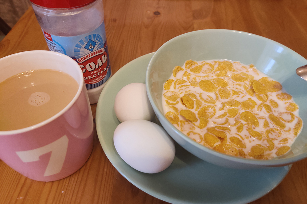 На завтрак у меня кукурузные хлопья, пара вареных яиц и кофе