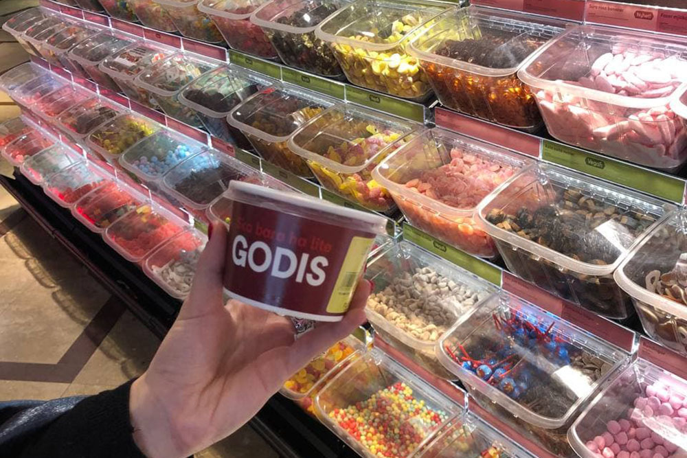 Кроме привычных нам попкорна и начос, в шведских кинотеатрах можно купить разные виды мармелада и кучу других сладостей