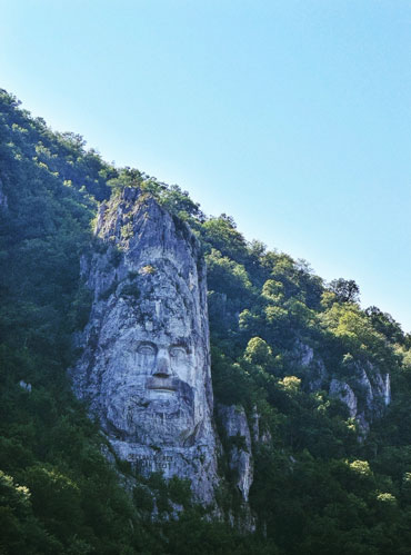 Монумент царю Децебалу, высечен в монолитной скале