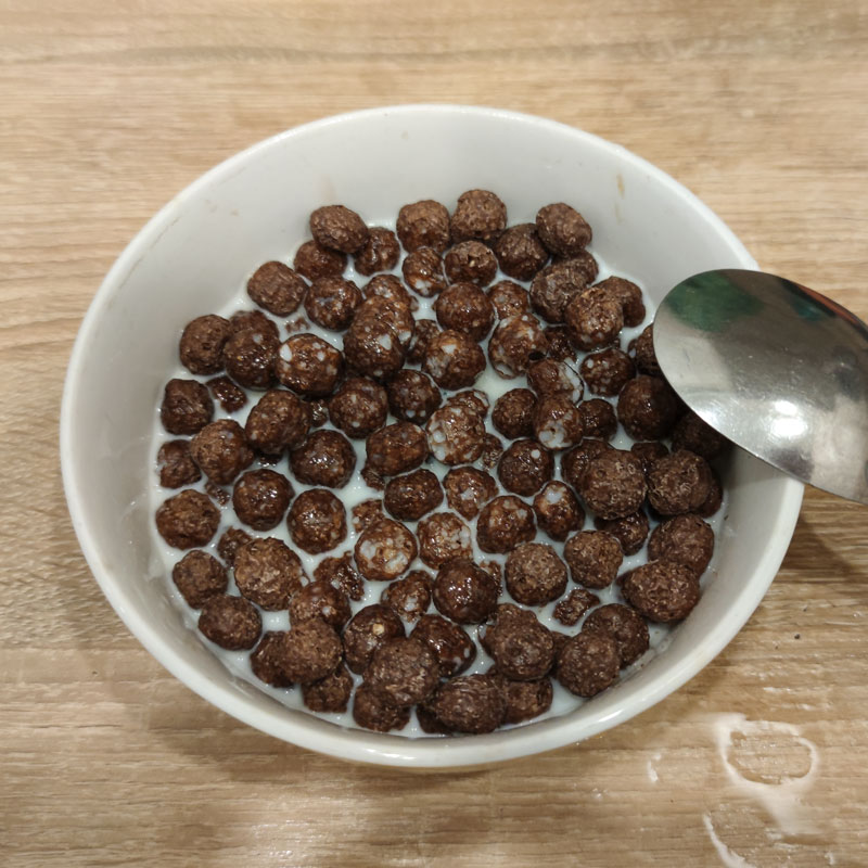На завтрак у сына шоколадные шарики из «Вкусвилла» с безлактозным молоком