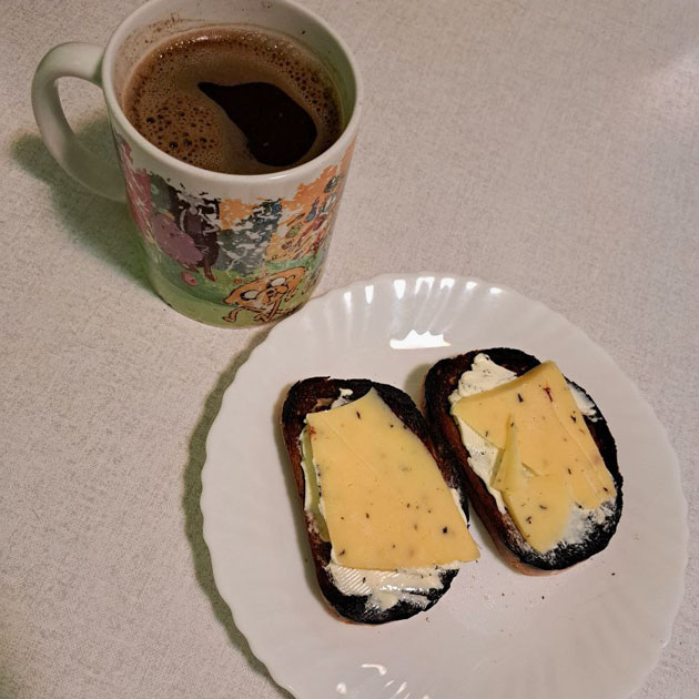 Завтрак. Кофе и тосты с маслом и сыром