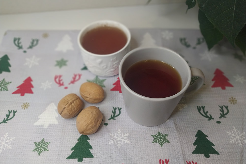 Пью чай с десертом — орехами с медом