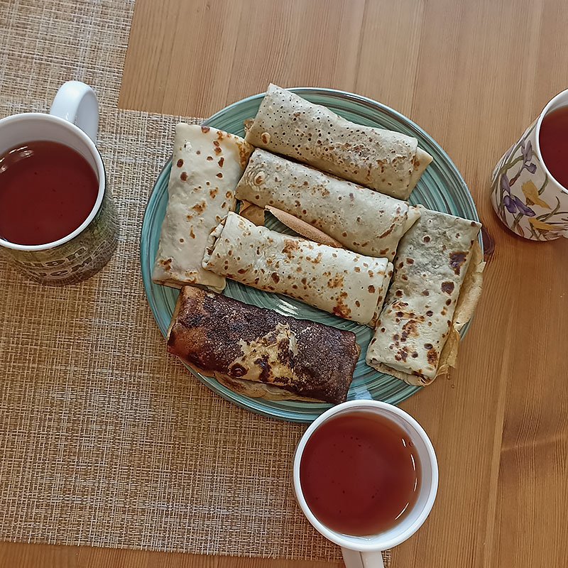 Блинцы с творогом и свежезаваренный чай — отличный завтрак
