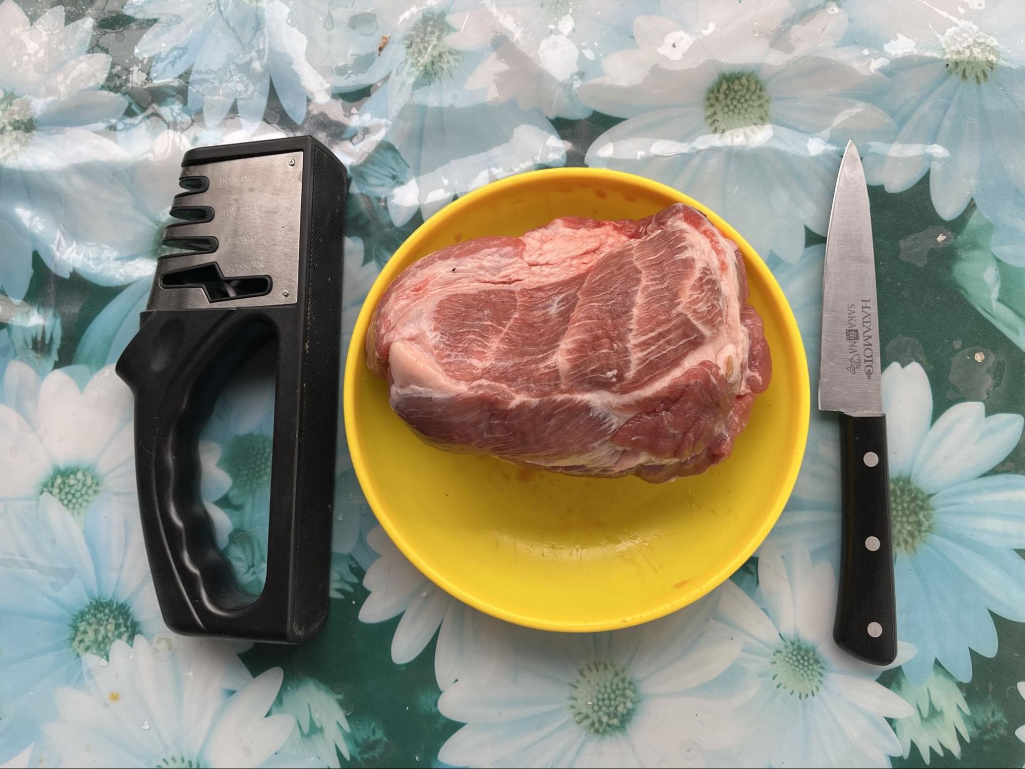 Мясо, точилка и японский нож — инструменты должны быть в порядке