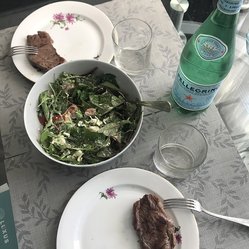 Снова наш типичный обед: мясо и салат