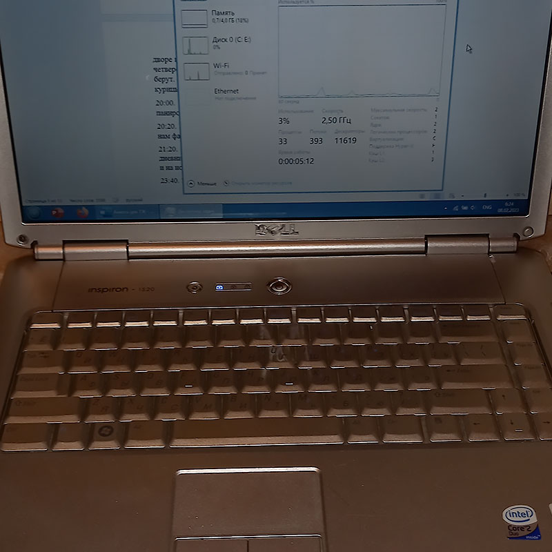 Наша семейная «печатная машинка» — Dell Inspiron 1520. Made in Ireland. Этому динозавру много лет, его нам подарил друг при переезде. Я увеличил в нем оперативную память до 4 Гб и поменял процессор на более мощный. Вот думаю, может SSD поставить вместо 80 Гб HDD? Сейчас он тянет видео качеством до 720р, а дальше уже не может