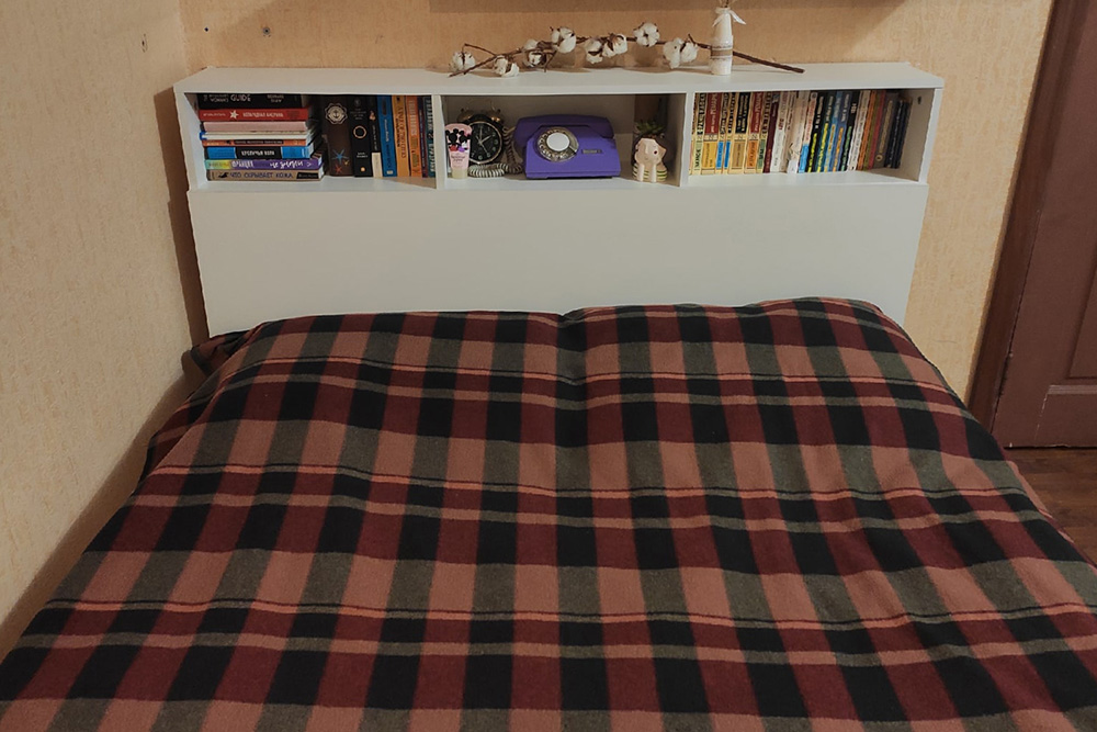 Вот эта кровать с полками, забитыми книгами. На новую квартиру мы ее вряд ли повезем