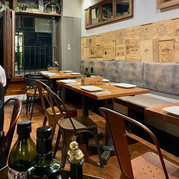 Ресторан La Vinoteca. Здесь красивый интерьер и обходительные официанты