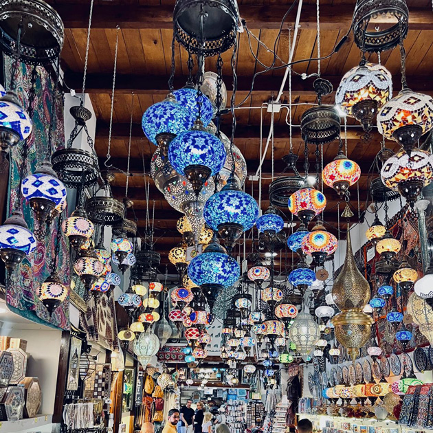 Атмосферная лавка с арабскими фонариками