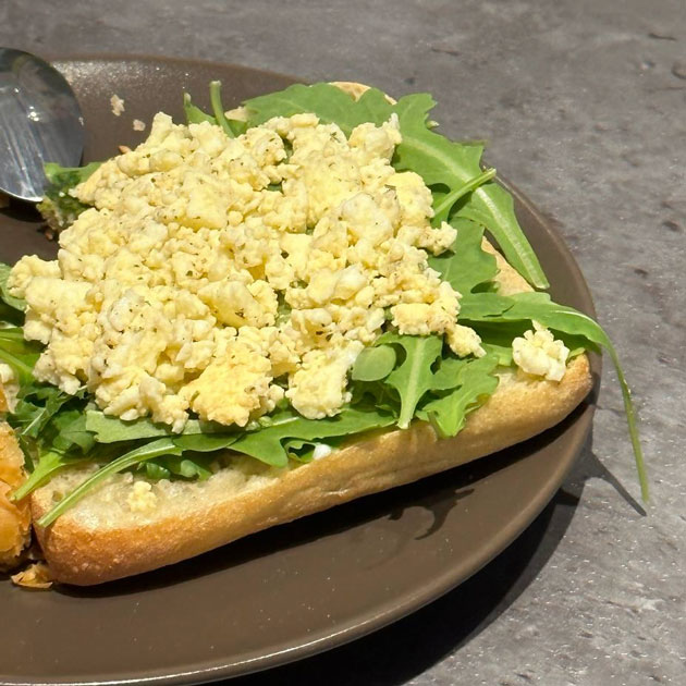 На завтрак сэндвичи с творожным сыром, руколой и жареным яйцом