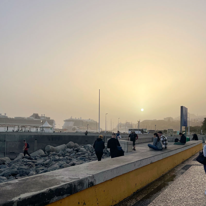 В городе песчаный туман — навеяли пески из соседней Сахары. Мадейра очень близко к Марокко