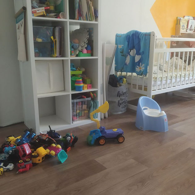 Детская комната. Обычно пол равномерно усеян игрушками