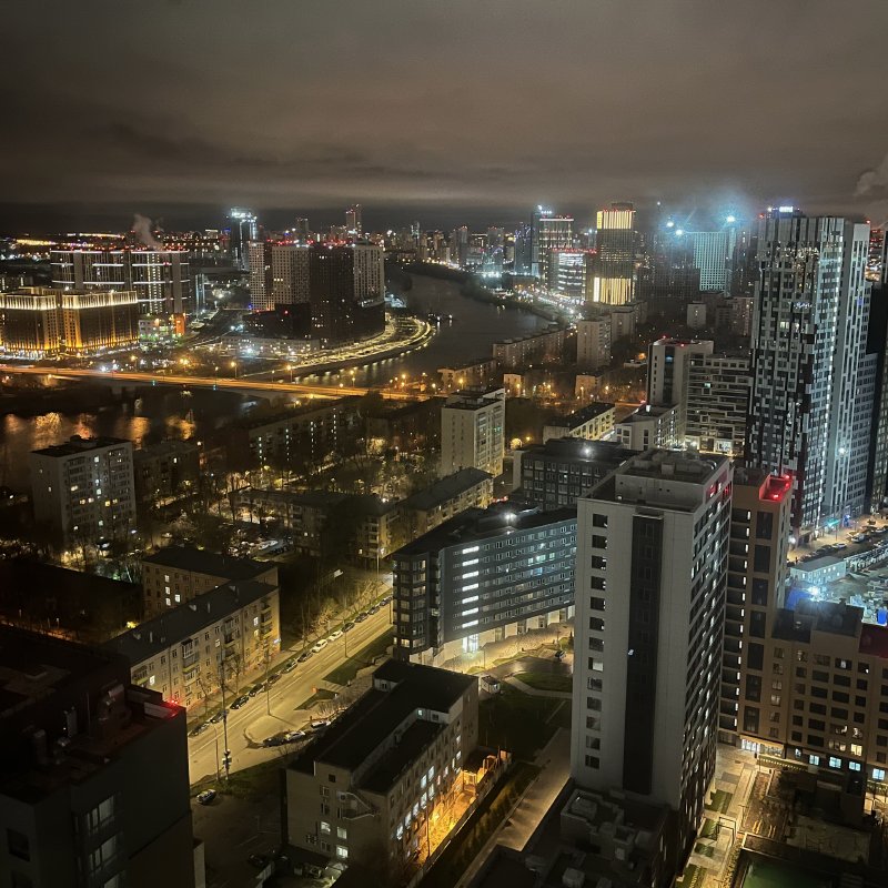 Ночная Москва с видом на реку. Я живу на 34⁠-⁠м этаже
