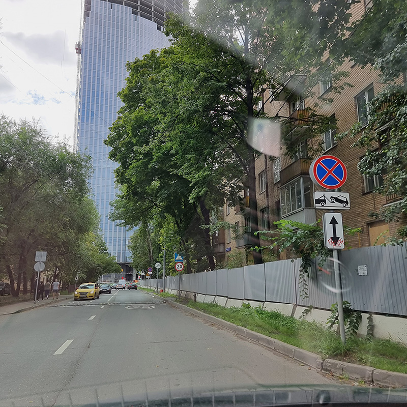 Справа — дома микрорайона «Камушки». Жители много лет жаловались на шум от стройки Москва⁠-⁠Сити, а сейчас весь микрорайон будут сносить
