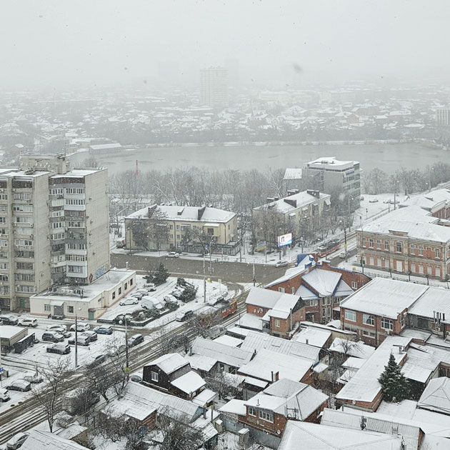 Вид с балкона. Снег в городе — редкое явление