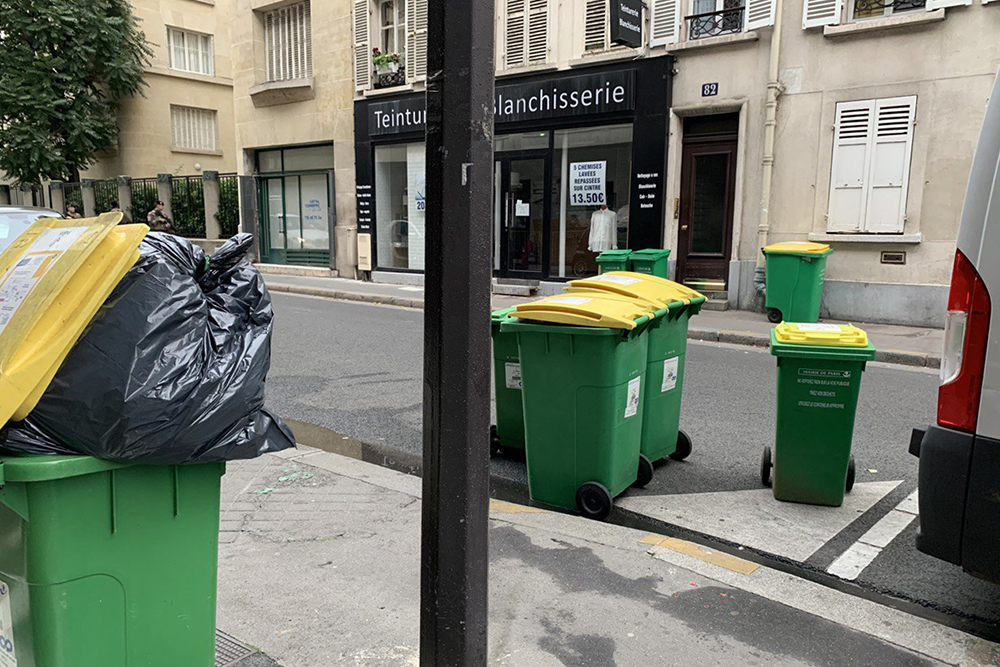 Контейнеры с желтыми крышками предназначены для перерабатываемого мусора