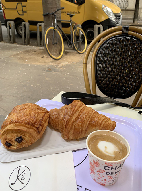 Французская выпечка — pain au chocolat и croissant — и noisette, кофе с небольшим количеством молока