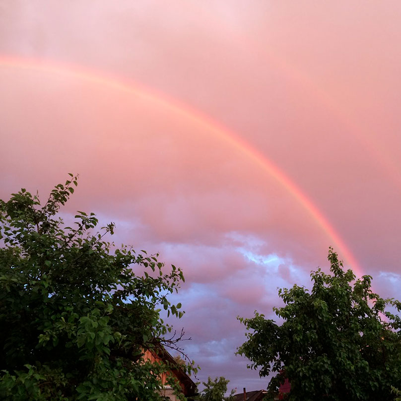 Двойная радуга над домом
