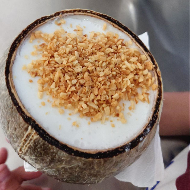 На вид кокосовый десерт нам понравился больше, чем на вкус