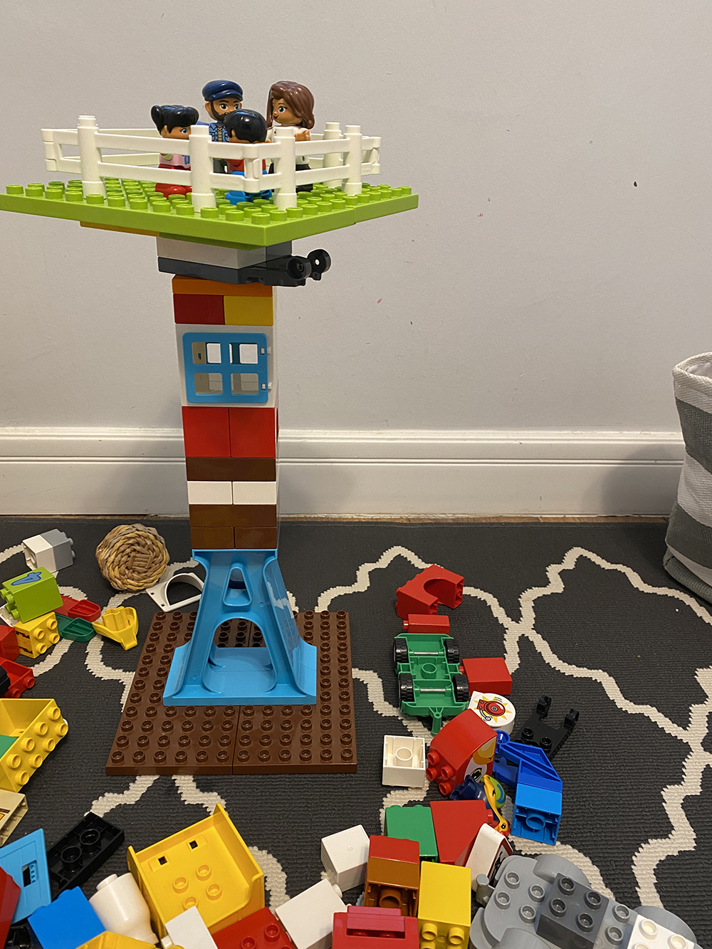 Построили из Lego Duplo большую башню со смотровой площадкой, а потом я додумался поворотную деталь смазать силиконовой смазкой — теперь площадка крутится еще лучше