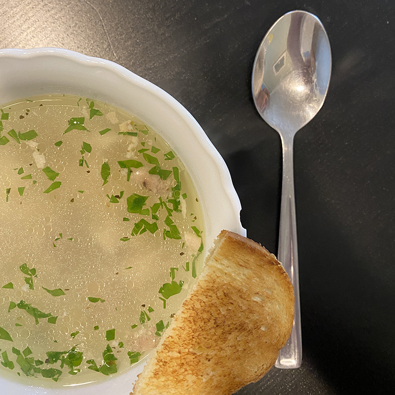 Очень люблю куриную лапшу, особенно когда есть зеленый лук. Мы называем ее «Суп добра» или «Добросуп». Не знаю почему — наверное, ассоциации из детства: мамы готовили такой суп, когда мы болели