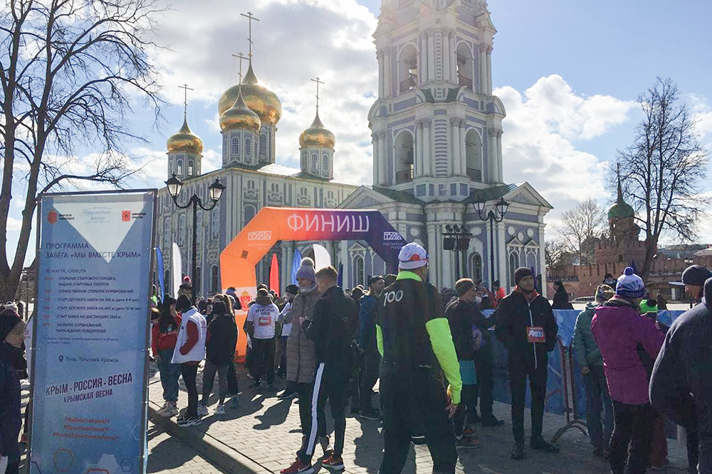 Старт и финиш забега происходят на территории кремля. На фото — Успенский собор с колокольней