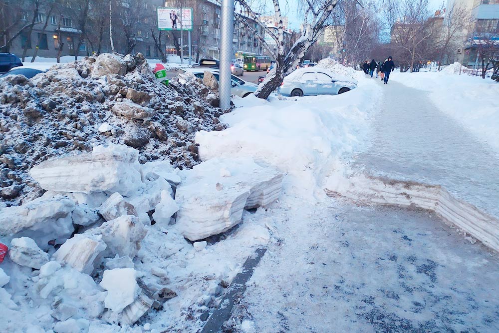 Ежегодные печали нашего мэра. У нас был случай, когда расчищать тротуар от сугробов принялись только после того, как на них кто-то краской написал: «Навальный»