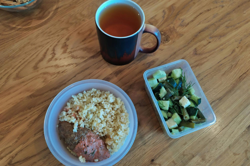 Пью чай с жасмином и ем салат, булгур и кале⁠-⁠митболы со сливочно-томатным соусом
