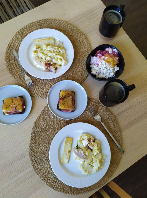Завтрак: ароматный кофе, скрэмбл с курицей и бутерброд с ветчиной и сыром. Чеддер мы плавим с помощью газовой горелки — получается быстро и эффектно
