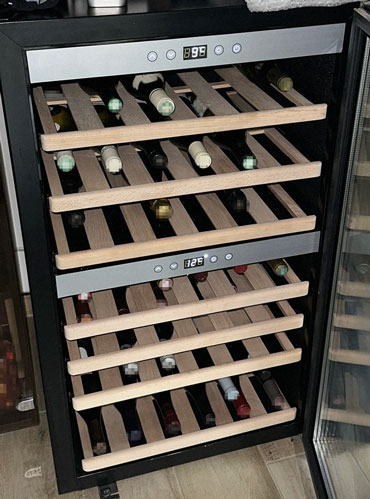 Дома имеется винный шкаф, который всегда пополняется. Его вместимость — 130 бутылок, обычно в нем не менее 110 штук