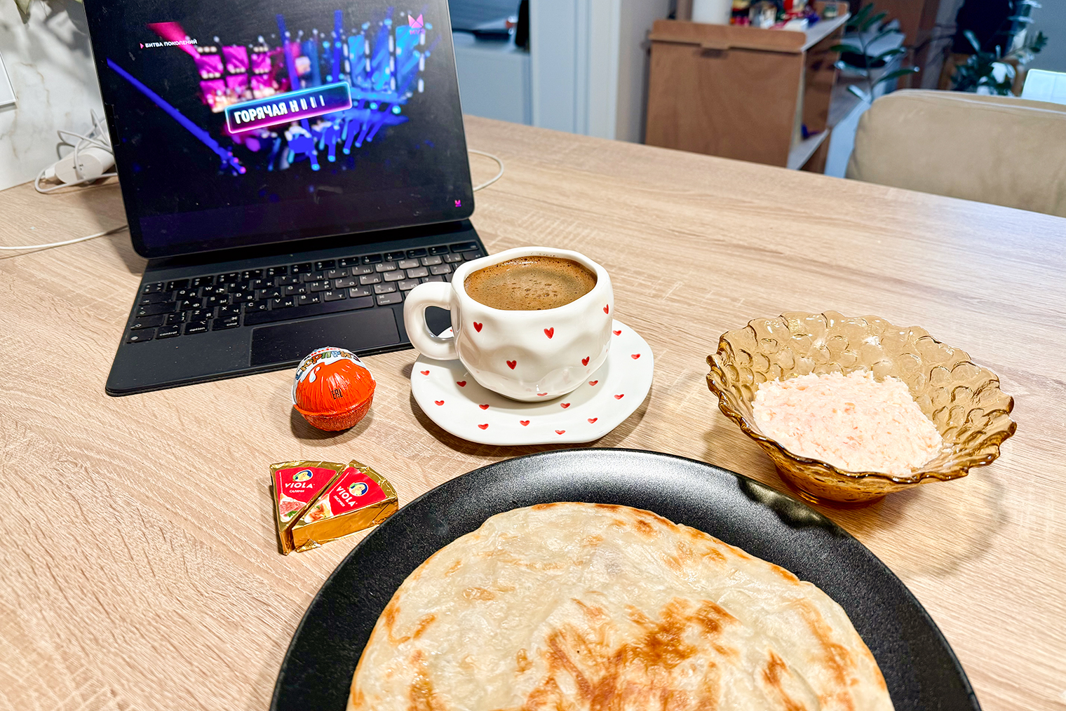 Кофе, лепешка и паштет — сегодня с креветками