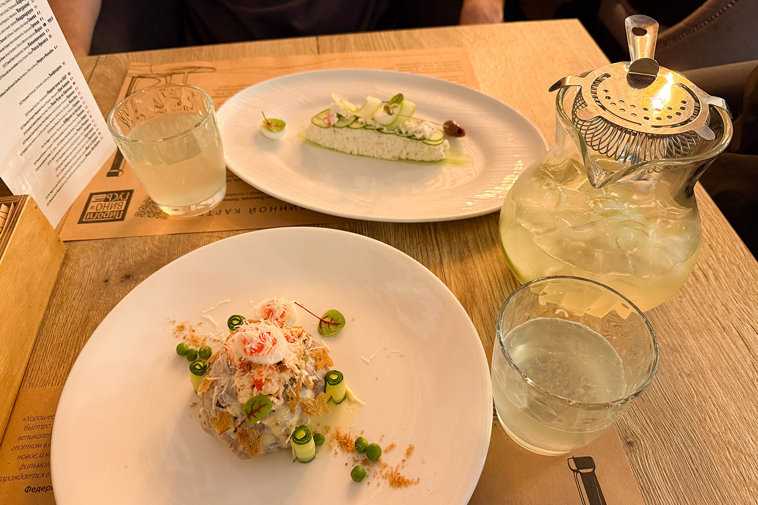 Салат с крабом и лимонад в ресторане