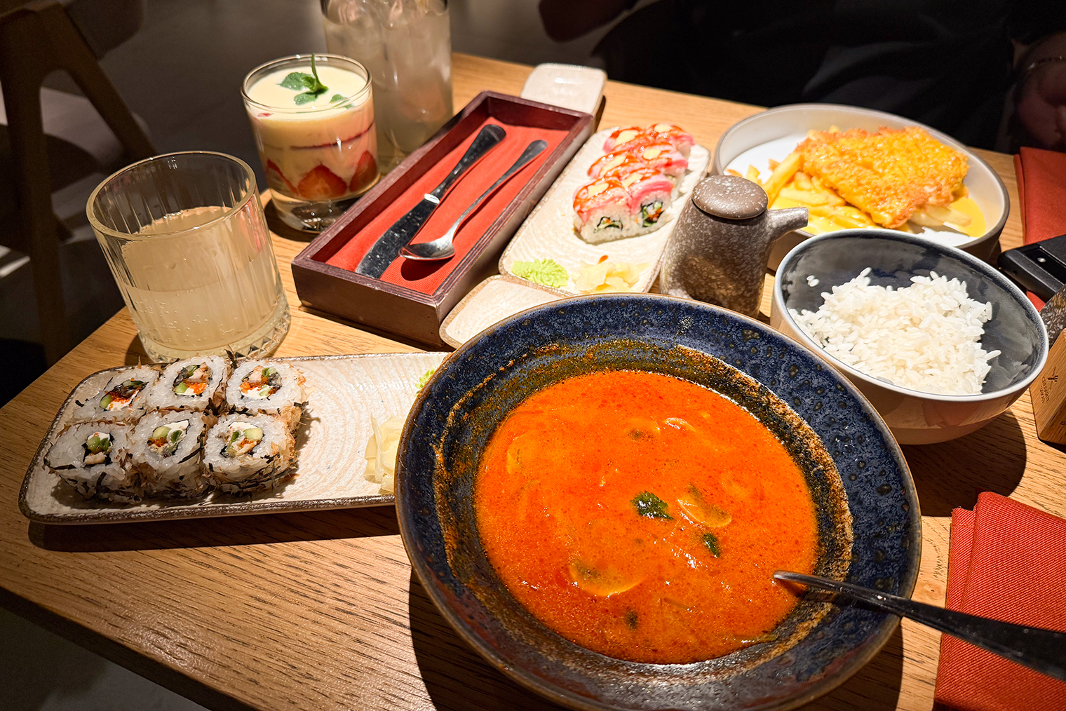 На ужин взяли суп, две порции роллов, один десерт на двоих и лимонад