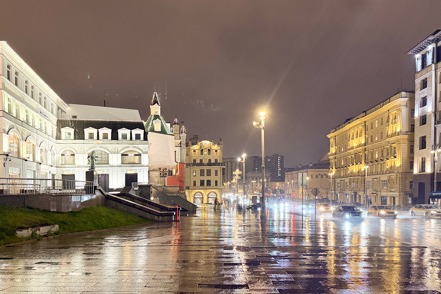 После ресторана гуляли по ночной Москве