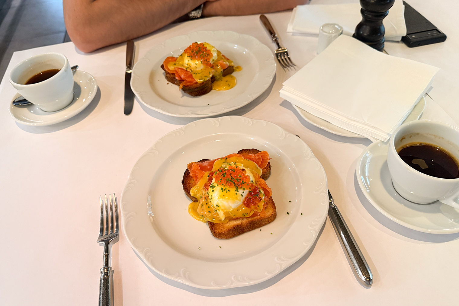 На завтрак взяли две бриоши с лососем и два американо