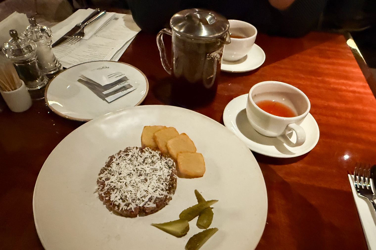 Заказали тартар, бургер, одну картошку на двоих и чай