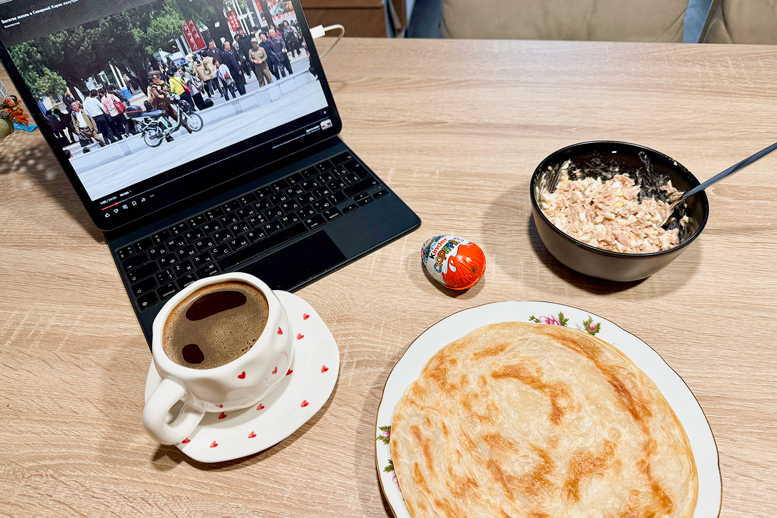 Завтракаю. Мои подружки называют смесь яйца с тунцом долбаниной. Получается очень вкусно!