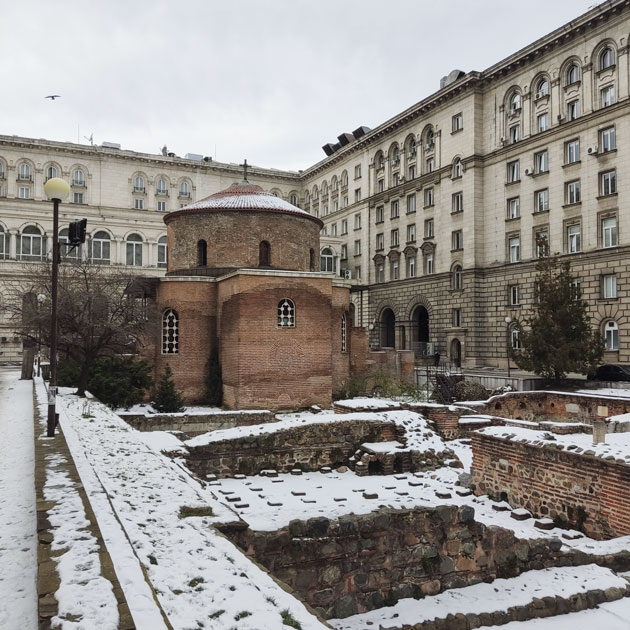 Она же зимой. Это ротонда Свети Георги во дворе дворца президента Болгарии