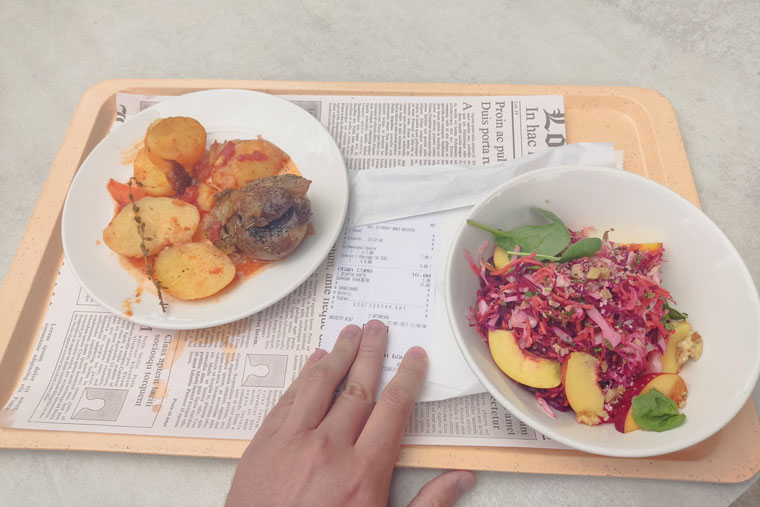 Витаминозна салата и свинско с картофи