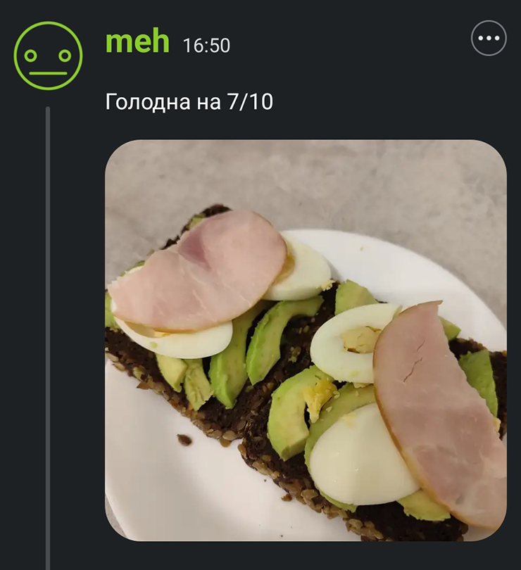 Пора поесть. Вся готовая еда закончилась, остатки паштета пахнут подозрительно и отправляются в мусор. Делаю бутерброды с авокадо и яйцом
