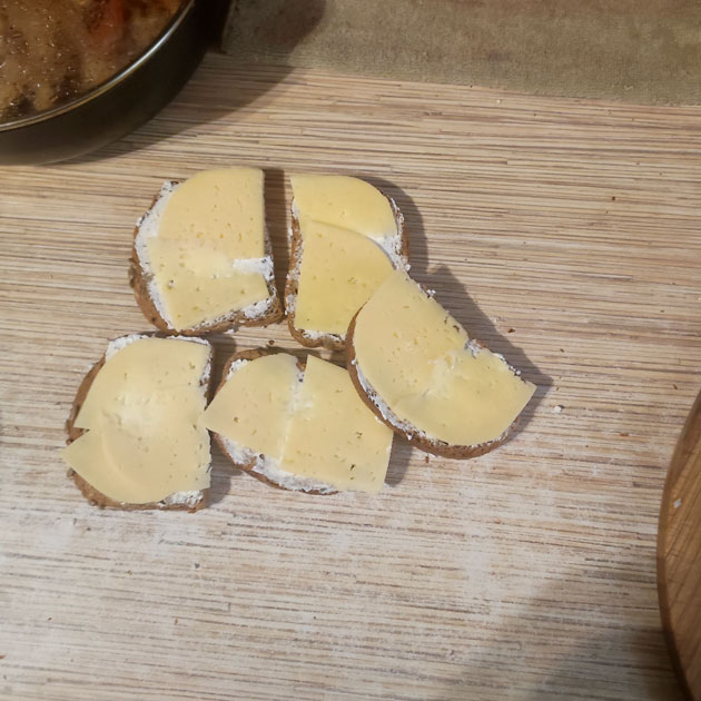 Привычные бутерброды с сыром на завтрак