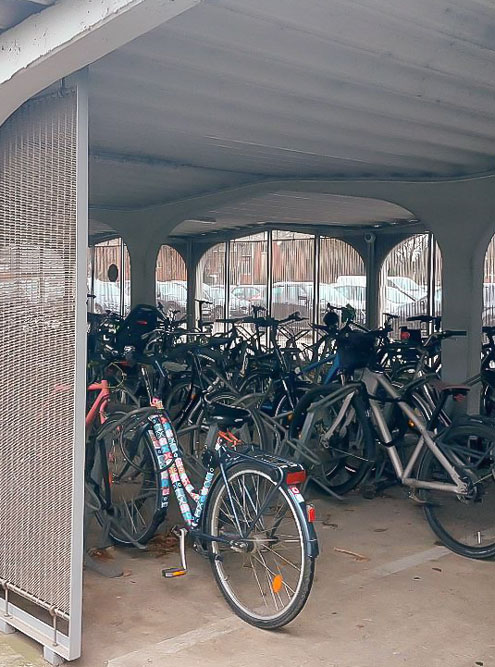 Велосипедная парковка возле офиса