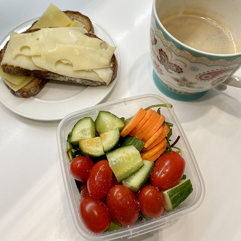 На завтрак у меня в 99% случаев бутерброды с сыром и свежие овощи с зеленью и оливковым маслом. Иногда по выходным сюда добавляются яйца, мясо или рыба