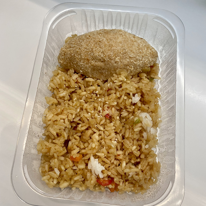 Рис очень вкусный, котлета так себе