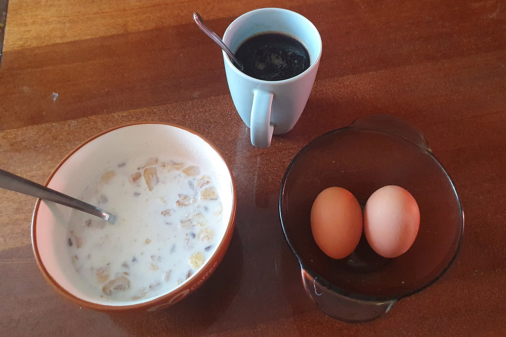 Завтрак — мюсли и яйца