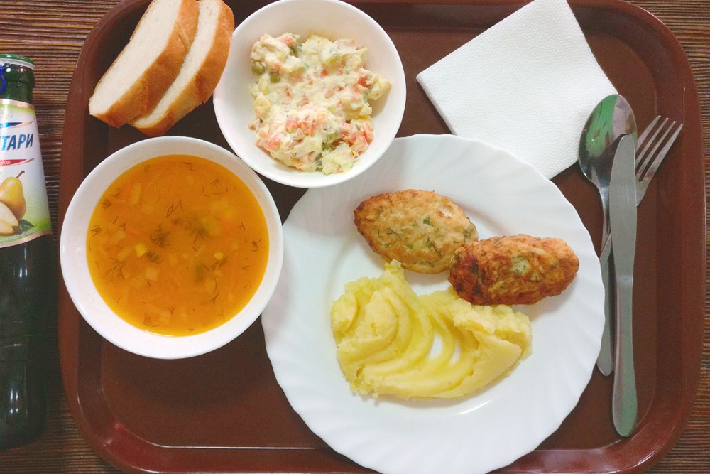 Грузинский лимонад, гороховый суп, салат с крабовыми палочками, две куриные котлеты, пюре и два куска хлеба. Платил коллега — он проиграл мне спор