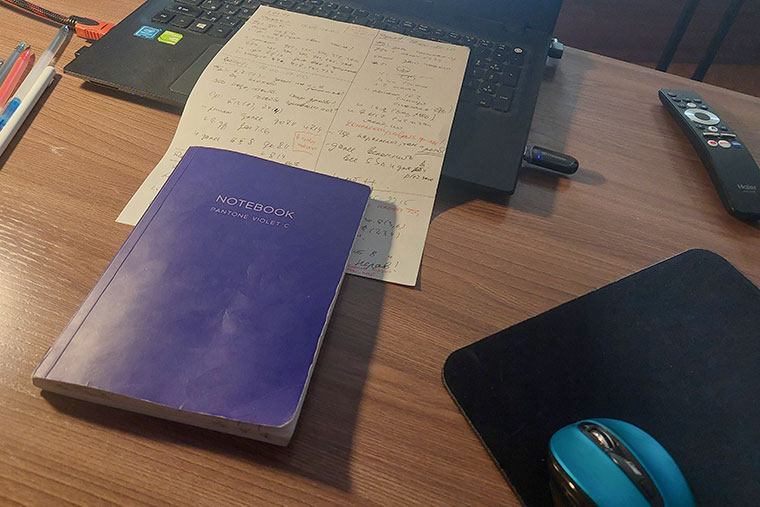 На ноутбуке лежит «путевой лист» со всей подробной информацией об уроке, составляю такие перед каждым. Синий блокнот — это дневник занятий