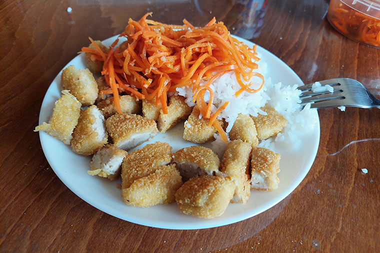 На ужин — наггетсы с рисом и морковка по⁠-⁠корейски