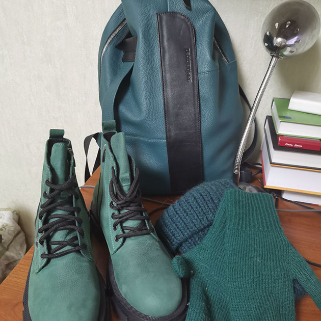 Тот самый рюкзак, ботинки, шапка и перчатки. Сразу видно, какой цвет у меня любимый
