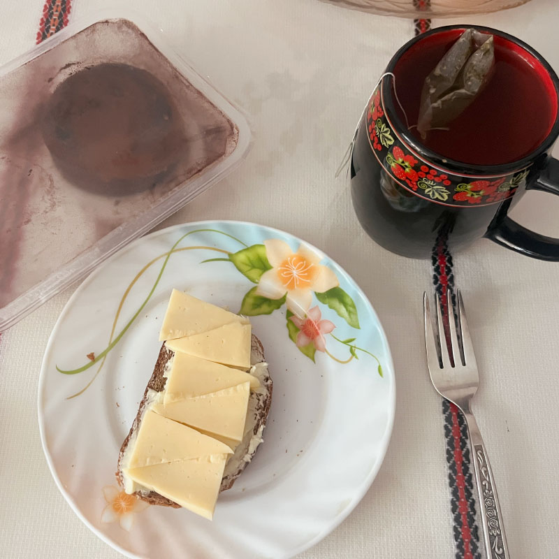 Позавтракала бутербродом с сыром и маслом, остатками салата «Мимоза», который не влез в кадр, и шоколадным фонданом — покупала вчера